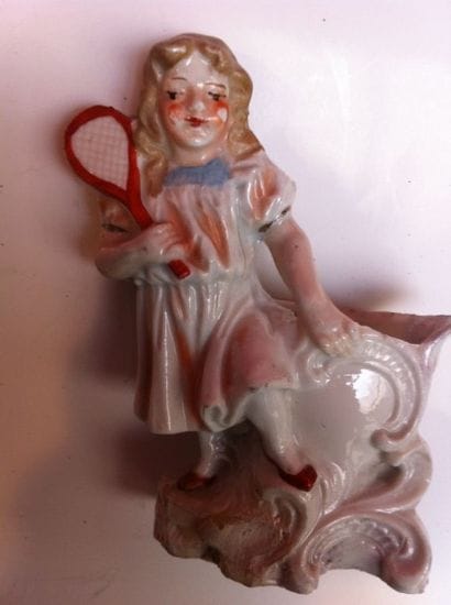 Joueuse de tennis avec soliflore, en porcelaine...