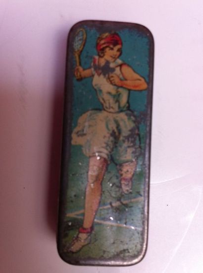 Boîte à plume en tôle avec joueuse de tennis...