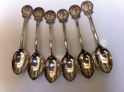 Six petites cuillères à moka, en métal argenté...