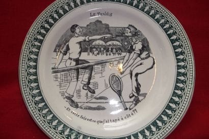 Assiette décorative en faïence de St Amand,...
