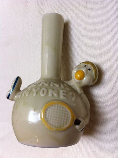 Joueur de tennis. 

Figurine d'art populaire...