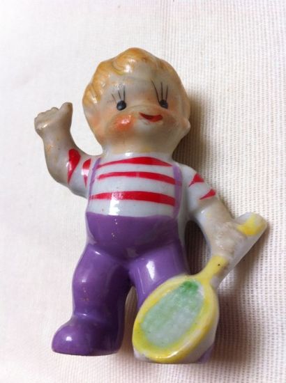 Joueur de tennis. 

Figurine d'art populaire...