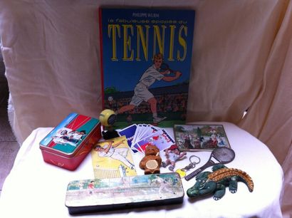 Ensemble d'objets sur le tennis : un plumier...