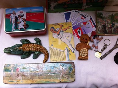 Ensemble d'objets sur le tennis : un plumier...