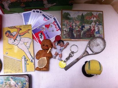 Ensemble d'objets sur le tennis : un plumier...
