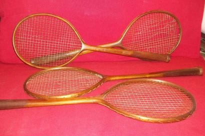 Quatre raquettes de jeu de balles en bois...