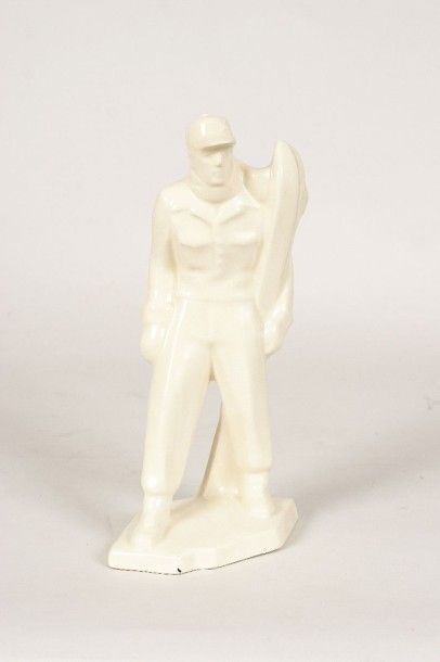Statuette en émail craquelé. Porcelaine blanche...
