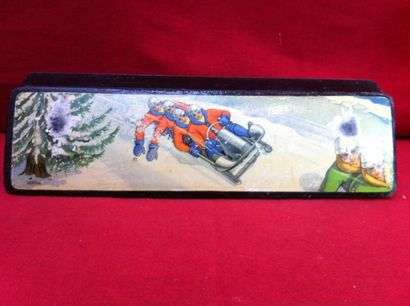 BOBSLEIG
Plumier en bois peint avec chromolithographie...