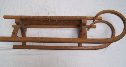 LUGE
Luge en bois à l'assise de sangles tissées....