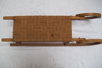 LUGE
Luge en bois à l'assise de sangles tissées....