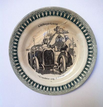 Assiette en faience de Saint-Amand, à décor...