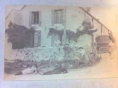 Ensemble de trois photographies à tirage...