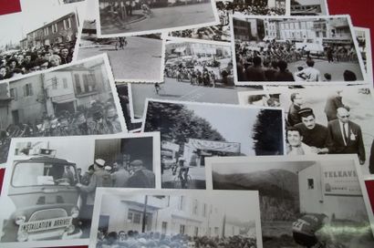 Lot de 24 photographies originales formant...