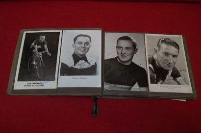 Ensemble de 38 photos-cartes de champions...