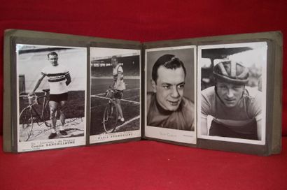 Ensemble de 38 photos-cartes de champions...