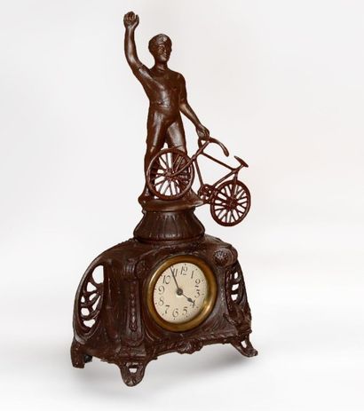 Pendule de cheminée en régule, surmontée...