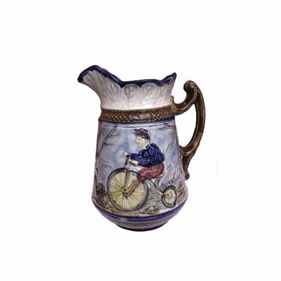 Pichet en barbotine de Onnaing à décor de...