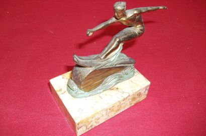 Petite sculpture en régule sur socle de marbre,...
