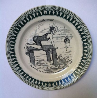 Assiette en faience de Saint-Amand, à décor...