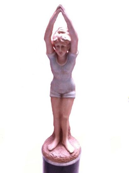 Le Plongeon. Jeune femme en biscuit polychrome....