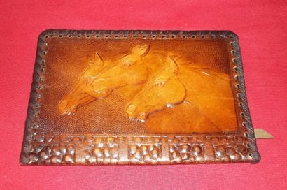 Porte-étui de livre en cuir repoussé à décor...