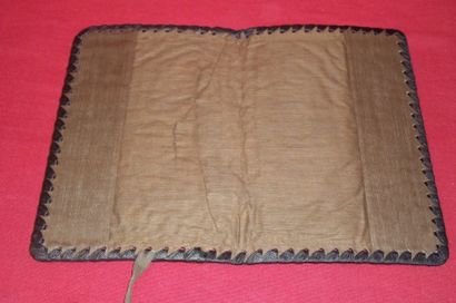 Porte-étui de livre en cuir repoussé à décor...