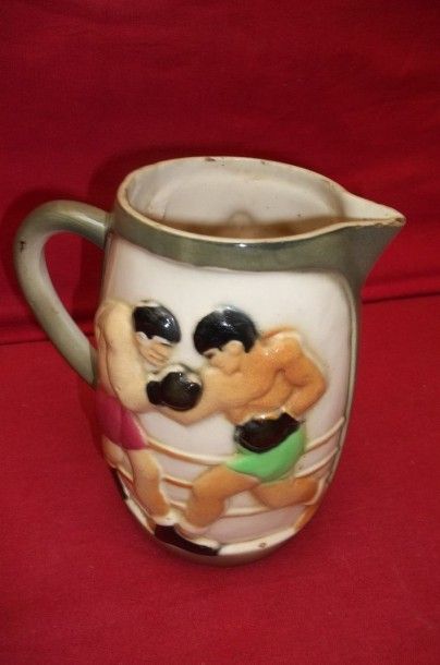 Pot à eau en faïence polychrome avec un décor...