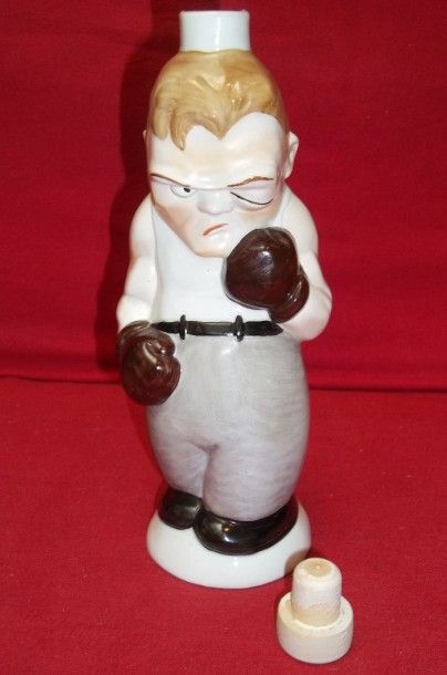 Boxeur en porcelaine allemande formant bouteille....