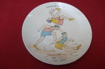 Assiette humoristique en faïence de Gien,...