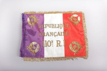 Fanion du 110éme RI offert au départ d’un

chef...