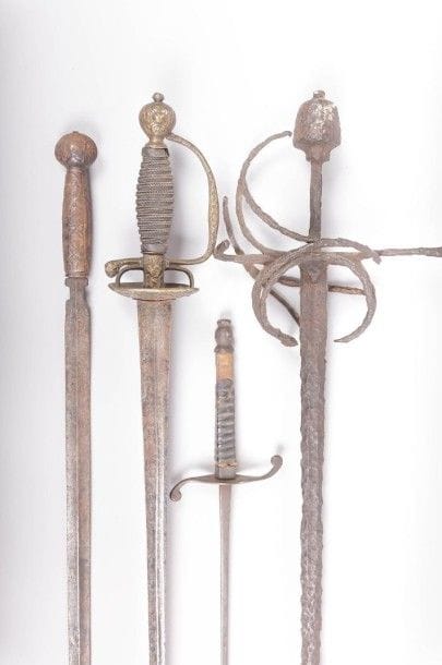 Epée d’officier - garde en laiton ornée -

pommeau...