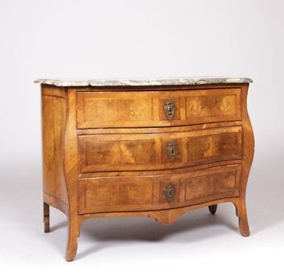Commode à façade cintrée en placage de
bois...
