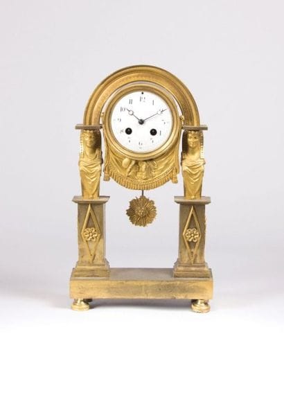 Pendule portique en bronze doré, le
cadran...