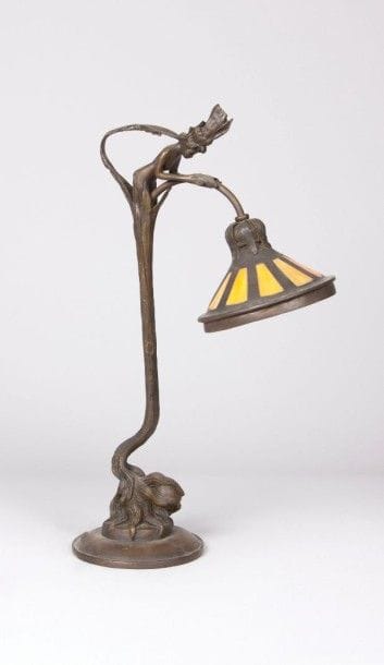 Lampe en bronze posant sur une base

cylindrique,...
