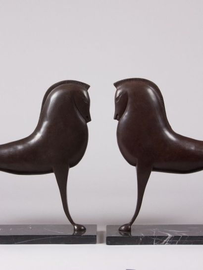 Paire de chevaux en bronze à patine brune

Le...