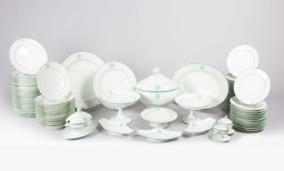 Service de table en porcelaine blanche à

décor...