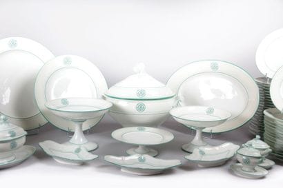 Service de table en porcelaine blanche à

décor...