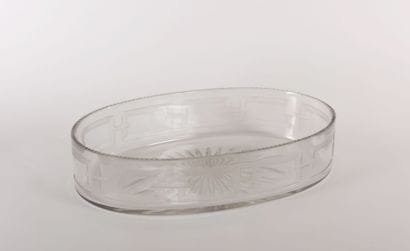 Plat creux de forme ovale en cristal à

décor...