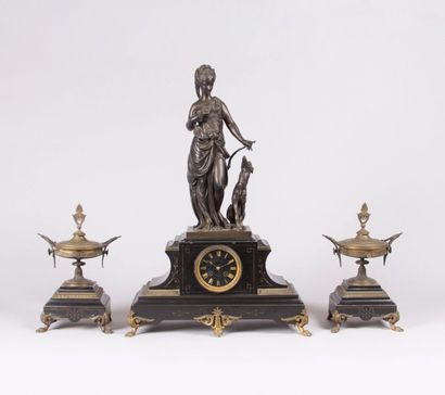 Garniture de cheminée en marbre noir

et...