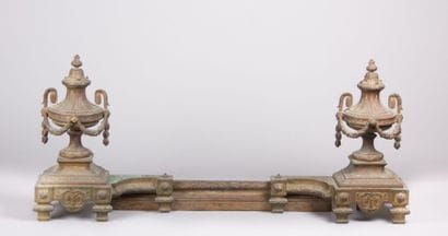 Paire de chenets en bronze posant sur

une...