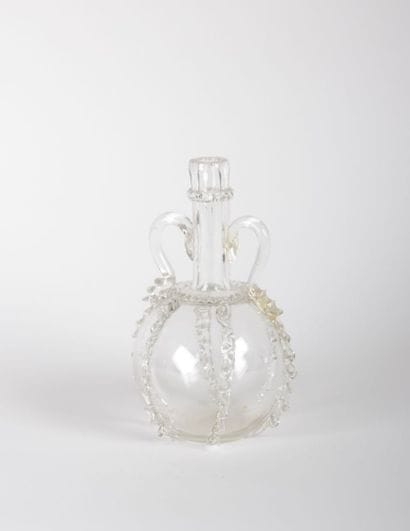 Carafe en verre soufflé de forme ovoïde à

col...