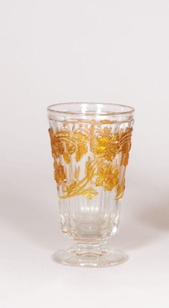Verre sur petit piédouche en verre épais

incolore...
