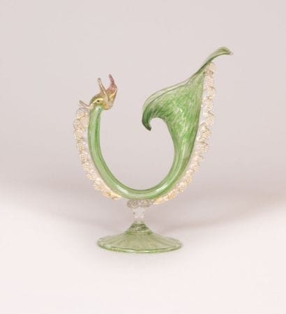 Vase en verre soufflé tacheté vert figurant

une...