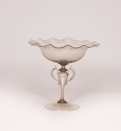 Coupe en verre soufflé gris pâle, le corps

en...