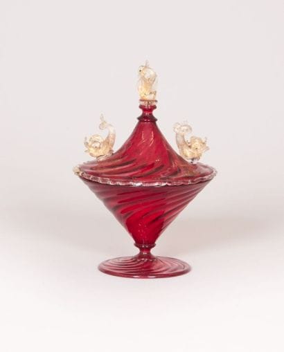Confiturier couvert en verre teinté rouge

à...
