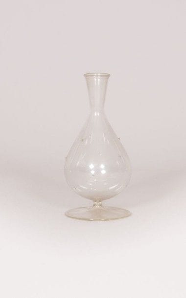 Bouteille en verre soufflé de forme ovoïde

ornée...