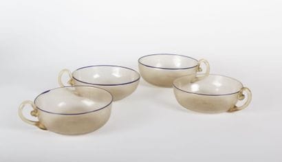 Quatre tasses en verre translucide soufflé

à...