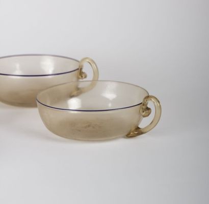 Quatre tasses en verre translucide soufflé

à...