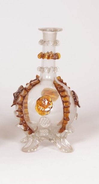Gourde en verre soufflé, la panse ovoïde

surmontée...