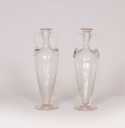 Paire de vases en forme d'amphore en

verre...